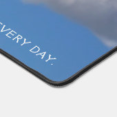 青空に浮かぶフワフワの雲 デスクマット (コーナー)