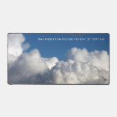 青空に浮かぶフワフワの雲 デスクマット (正面)