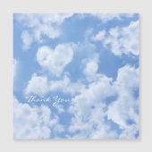 青空に浮かぶ可愛らしいハート型の雲と明るく幸せ (正面)