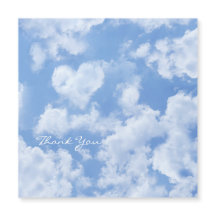 青空に浮かぶ可愛らしいハート型の雲と明るく幸せ