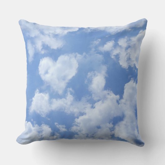 青空に浮かぶ可愛らしいハート型の雲と明るく幸せ クッション (正面)