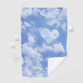 青空に浮かぶ可愛らしいハート型の雲と明るく幸せ ゴルフタオル (インサイチュ)