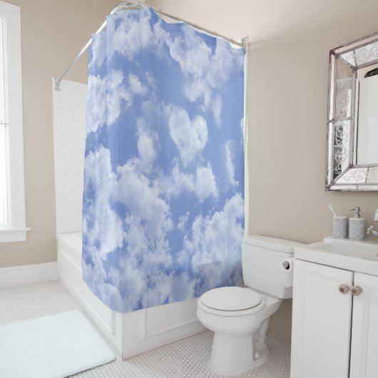 青空に浮かぶ可愛らしいハート型の雲と明るく幸せ シャワーカーテン (インサイチュ)
