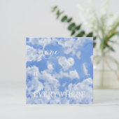 青空に浮かぶ可愛らしいハート型の雲と明るく幸せ シーズンカード (スタンド正面)