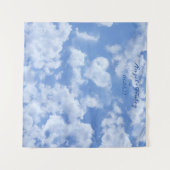 青空に浮かぶ可愛らしいハート型の雲と明るく幸せ タペストリー (正面(横))