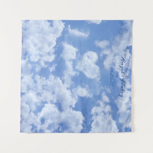 青空に浮かぶ可愛らしいハート型の雲と明るく幸せ タペストリー (正面(横))