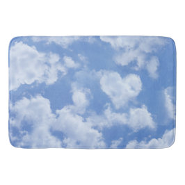 青空に浮かぶ可愛らしいハート型の雲と明るく幸せ バスマット