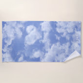 青空に浮かぶ可愛らしいハート型の雲と明るく幸せ ビーチタオル (正面)