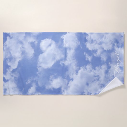 青空に浮かぶ可愛らしいハート型の雲と明るく幸せ ビーチタオル (正面)