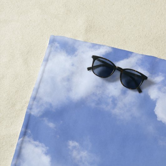 青空に浮かぶ可愛らしいハート型の雲と明るく幸せ ビーチタオル (インサイチュ)