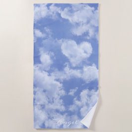 青空に浮かぶ可愛らしいハート型の雲と明るく幸せ ビーチタオル