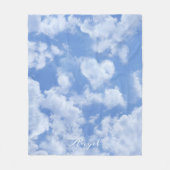 青空に浮かぶ可愛らしいハート型の雲と明るく幸せ フリースブランケット (正面)