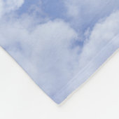 青空に浮かぶ可愛らしいハート型の雲と明るく幸せ フリースブランケット (角)