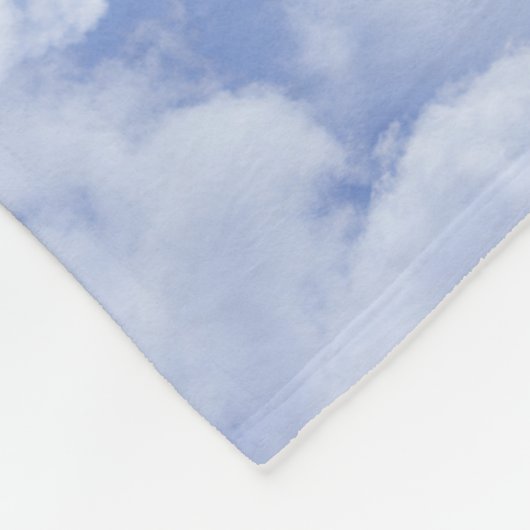 青空に浮かぶ可愛らしいハート型の雲と明るく幸せ フリースブランケット (角)