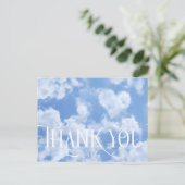 青空に浮かぶ可愛らしいハート型の雲と明るく幸せ ポストカード (スタンド正面)