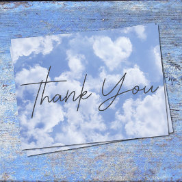 青空に浮かぶ可愛らしいハート型の雲と明るく幸せ ポストカード