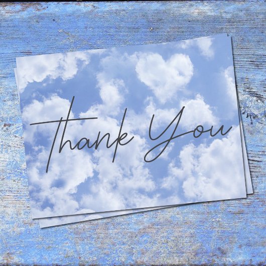 青空に浮かぶ可愛らしいハート型の雲と明るく幸せ ポストカード