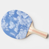 青空に浮かぶ可愛らしいハート型の雲と明るく幸せ 卓球ラケット (横)