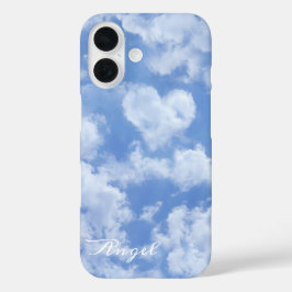 青空に浮かぶ可愛らしいハート型の雲と明るく幸せ iPhone 16ケース