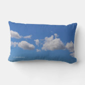 青空に浮かぶ夢のようなフワフワの雲 ランバークッション (裏面)