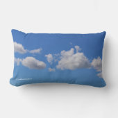 青空に浮かぶ夢のようなフワフワの雲 ランバークッション (正面)