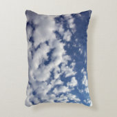 青空に浮かぶ白い雲 アクセントクッション (正面(垂直))