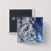 青空に浮かぶ白い雲 缶バッジ (正面&裏面)