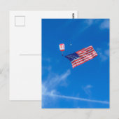 青空に翻るアメリカ国旗 ポストカード (正面/裏面)
