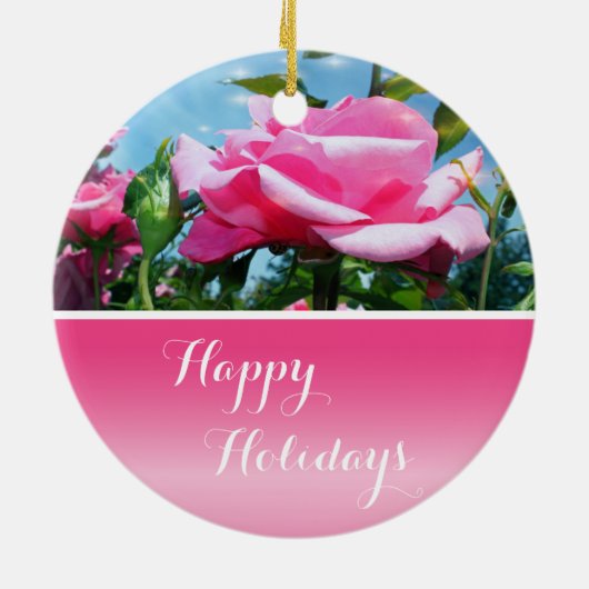 青空に華やかなピンクのバラ。ハッピーホリデー セラミックオーナメント (裏面)