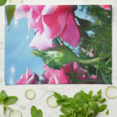 青空に華やかなピンクのバラ。花の写真 キッチンタオル (折り畳み)