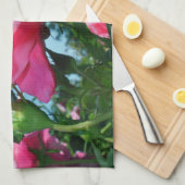 青空に華やかなピンクのバラ。花の写真 キッチンタオル (四つ折り)