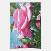 青空に華やかなピンクのバラ。花の写真 キッチンタオル (縦)