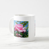 青空に華やかなピンクのバラ。花の写真 コーヒーマグカップ (正面左)