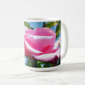 青空に華やかなピンクのバラ。花の写真 コーヒーマグカップ (正面右)