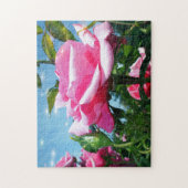 青空に華やかなピンクのバラ。花の写真 ジグソーパズル (縦)
