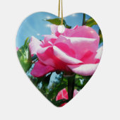 青空に華やかなピンクのバラ。花の写真 セラミックオーナメント (右)