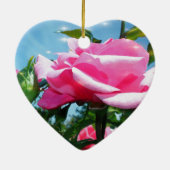 青空に華やかなピンクのバラ。花の写真 セラミックオーナメント (裏面)