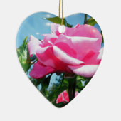 青空に華やかなピンクのバラ。花の写真 セラミックオーナメント (右)