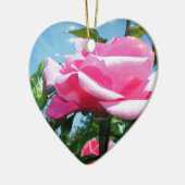 青空に華やかなピンクのバラ。花の写真 セラミックオーナメント (左)