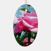 青空に華やかなピンクのバラ。花の写真 セラミックオーナメント (右)