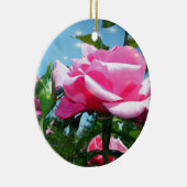 青空に華やかなピンクのバラ。花の写真 セラミックオーナメント (右)