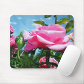 青空に華やかなピンクのバラ。花の写真 マウスパッド (マウス)