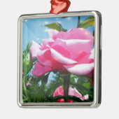 青空に華やかなピンクのバラ。花の写真 メタルオーナメント (左)