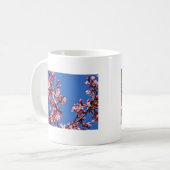 青空に触れる桜の花 コーヒーマグカップ (正面左)