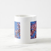 青空に触れる桜の花 コーヒーマグカップ (中央)