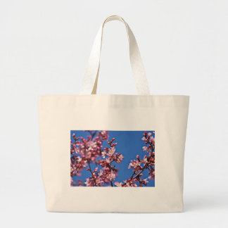 青空に触れる桜の花 ラージトートバッグ