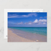 青空に雲を浮かべて砂のビーチ ポストカード (正面/裏面)