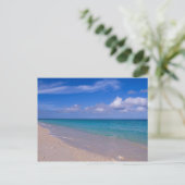 青空に雲を浮かべて砂のビーチ ポストカード (スタンド正面)