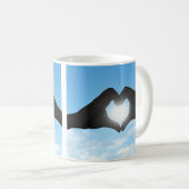 青空のハートの形のシルエットの手 コーヒーマグカップ (正面右)