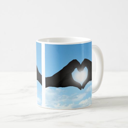青空のハートの形のシルエットの手 コーヒーマグカップ (正面右)